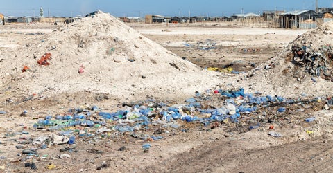 Zona de desechos con envases plásticos presentes