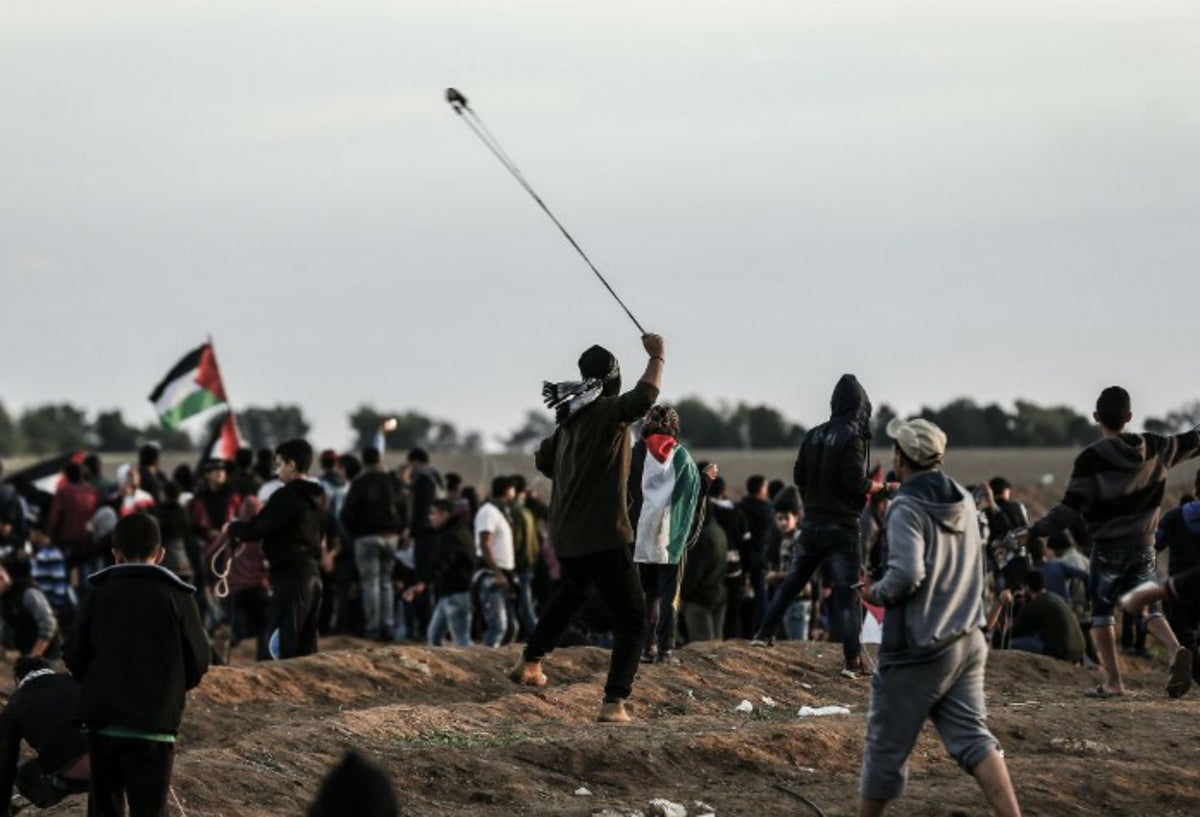 Palestinos lanzan piedras a las fuerzas israelíes