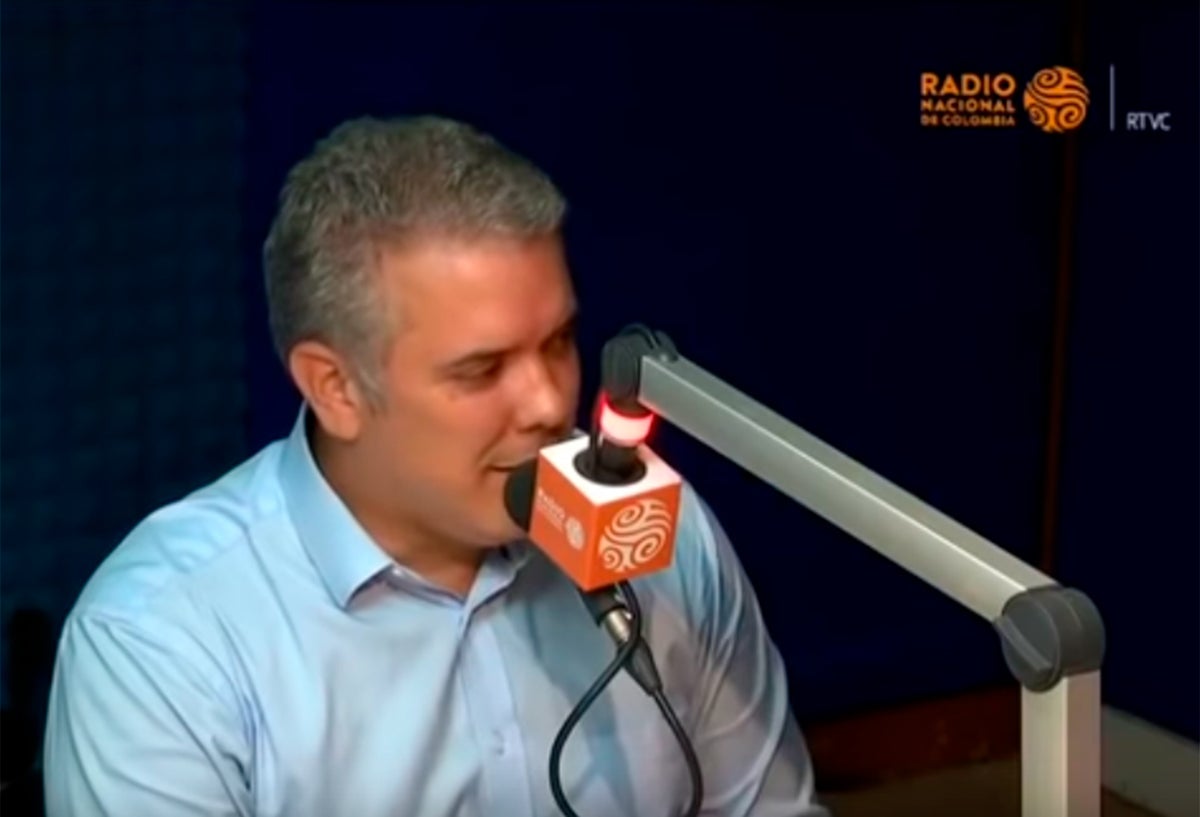 Iván Duque, cuando fue candidato, en la cabina de la Radio Nacional de Colombia