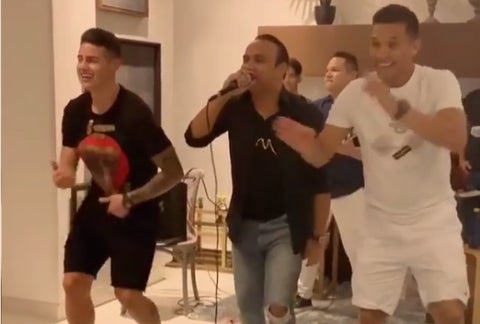 James y Teo bailando