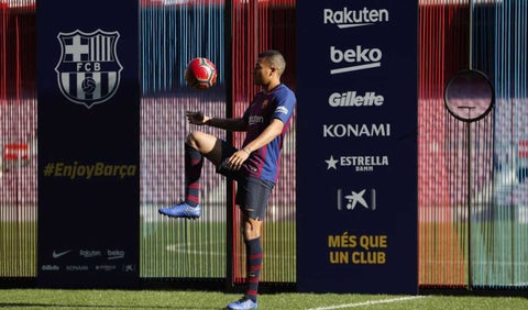 Jeison Murillo haciendo la 'veintiuna' ante la prensa