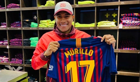 Jeison posando con su dorsal en el Barcelona