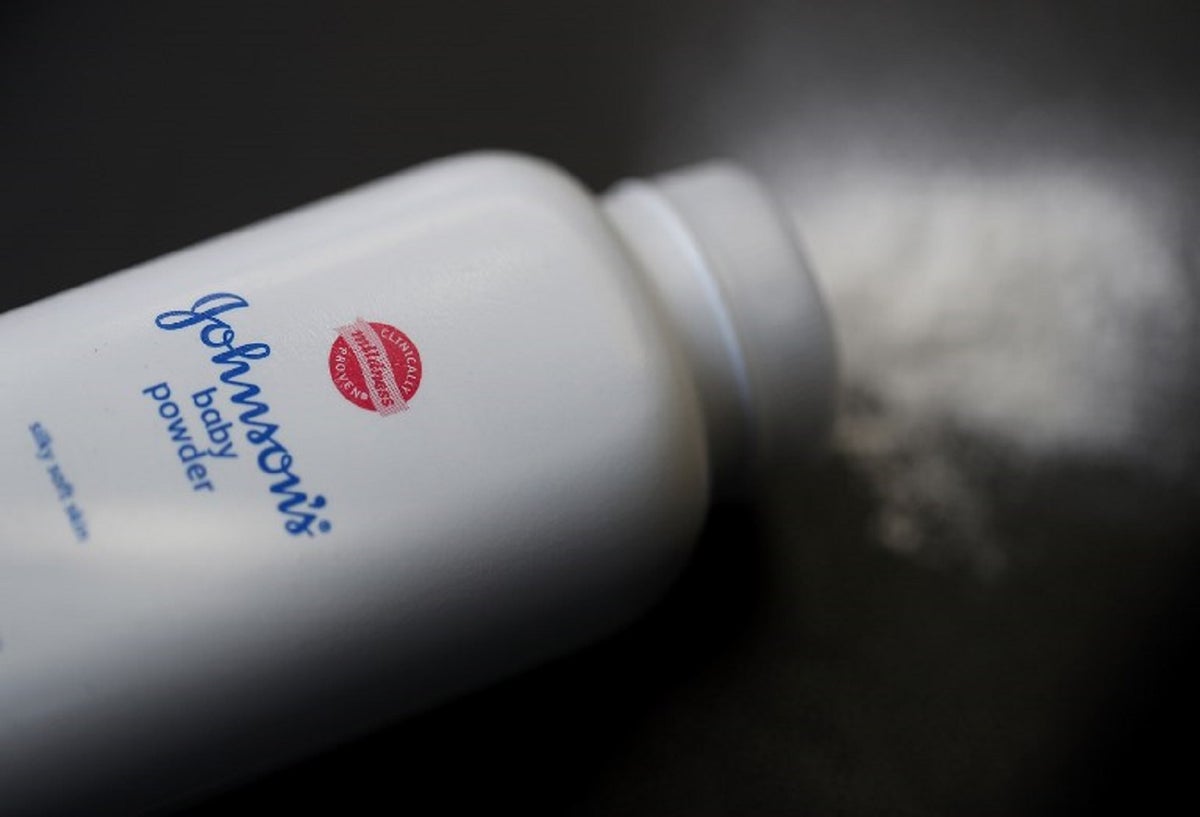 Johnson & Johnson cae en la bolsa por uso de fibras cancerígenas en sus productos