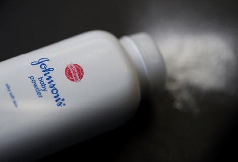 Johnson & Johnson cae en la bolsa por uso de fibras cancerígenas en sus productos