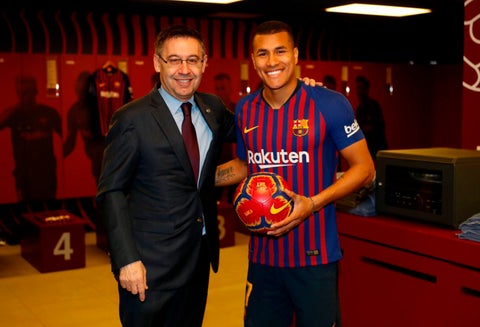 Josep Maria Bartomeu, presidente del Barcelona, y Jeison Murillo, central colombiano
