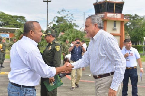 Julio Cesar Rivera, alcalde de Tumaco (izq.), con el general (r.) Óscar Naranjo