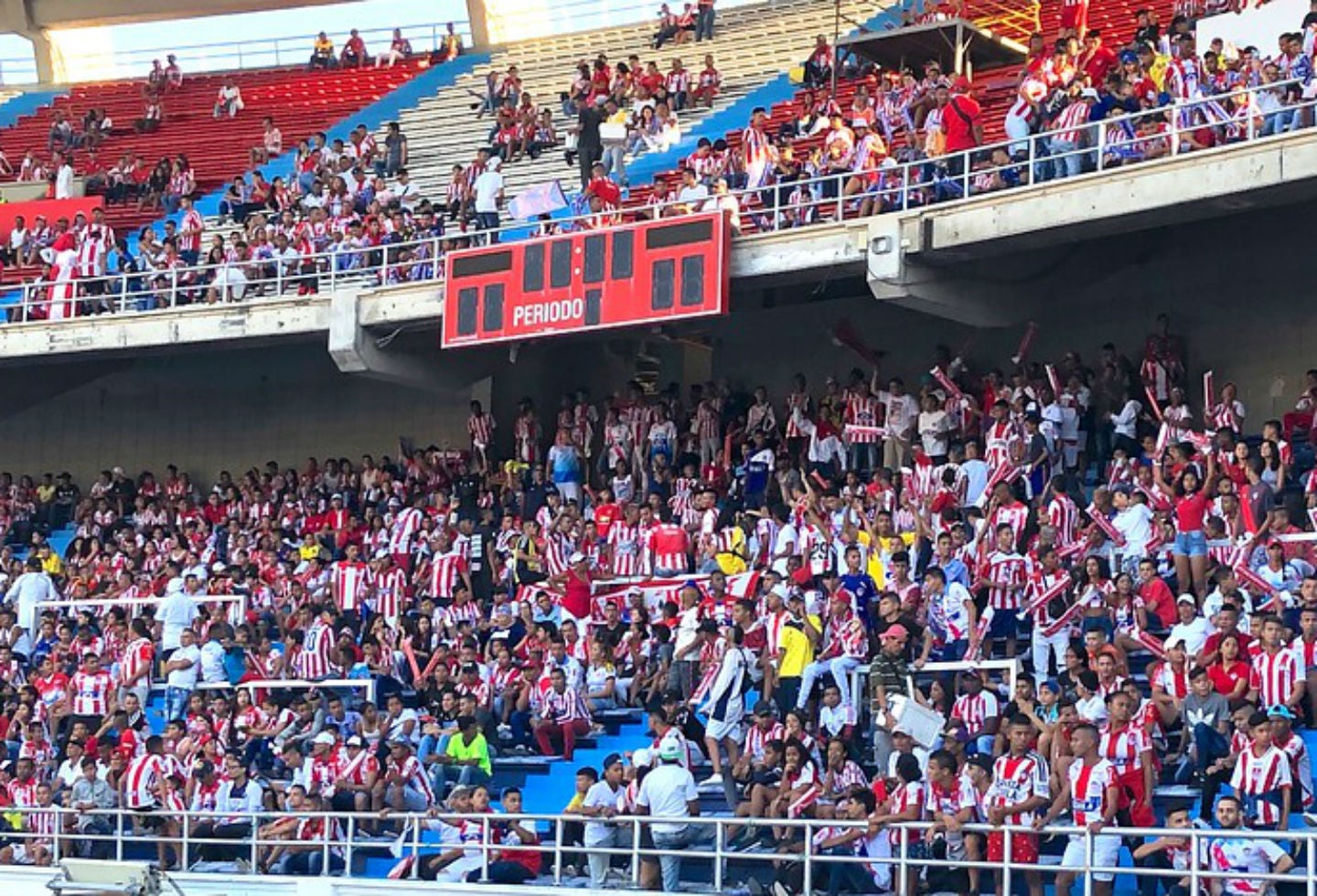 Celebración de hinchas del Junior tras lograr la octava estrella