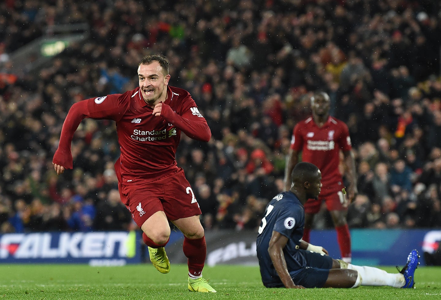 Xherdan Shaqiri (Liverppol) celebrando uno de sus tantos ante Manchester United, en Anfield
