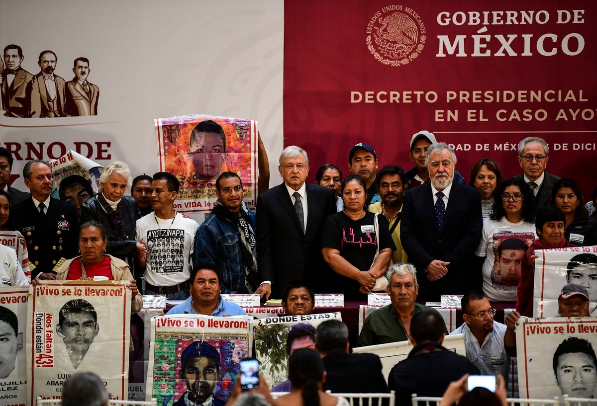 Andres Manuel López Obrador, presidente de México anunció investigación en caso Ayotzinapa.