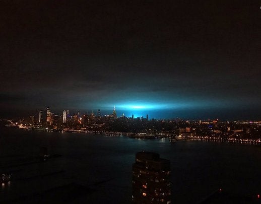 Luces azules en el cielo de Nueva York desatan especulaciones
