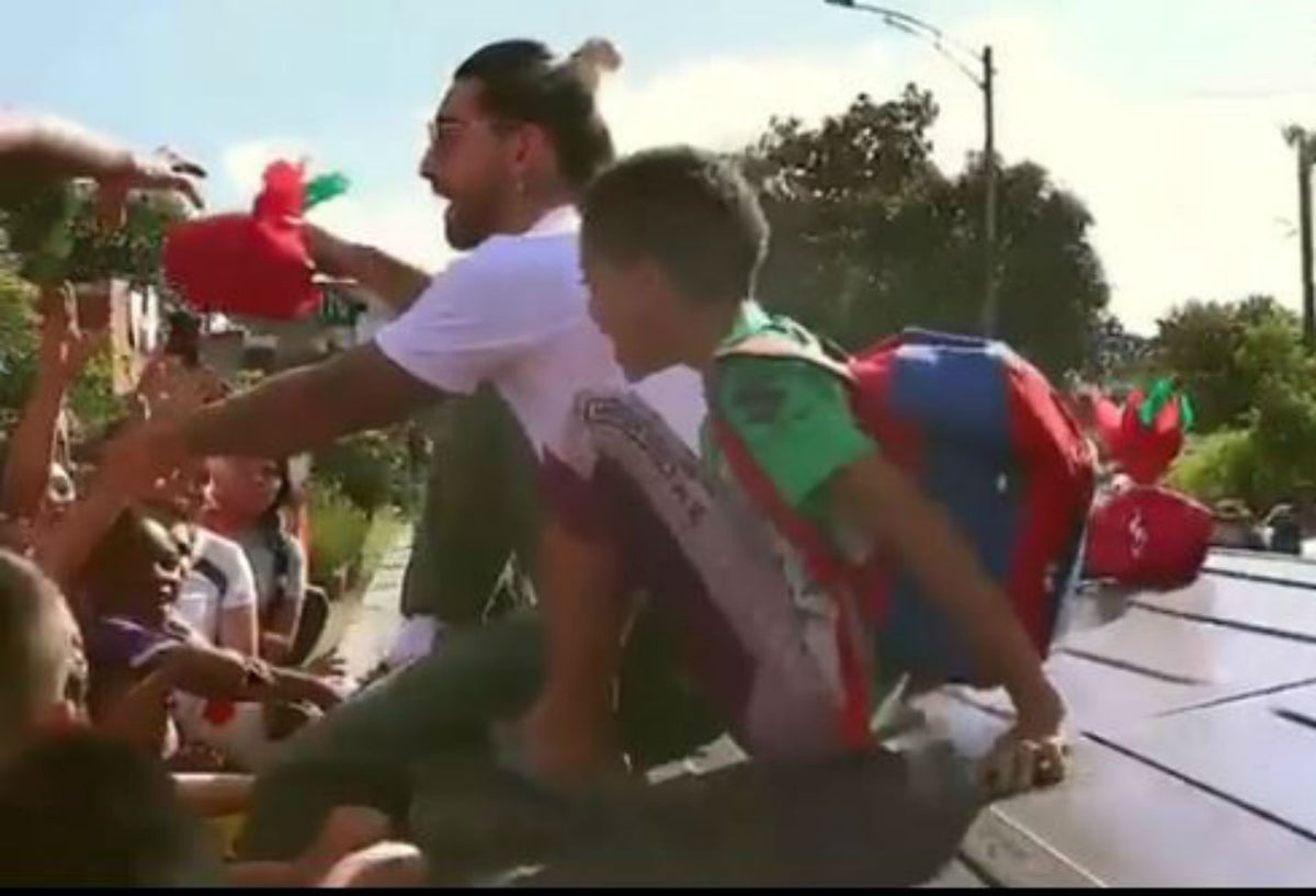Maluma repartiendo regalos