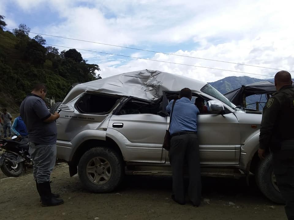 Piedra cayó encima del vehículo del alcalde de Marmato en Caldas
