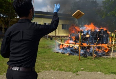 La insólita quema de una montaña de marihuana en Indonesia
