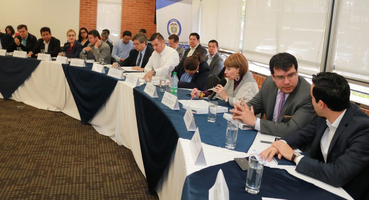 Mesa de reunión del salario mínimo.