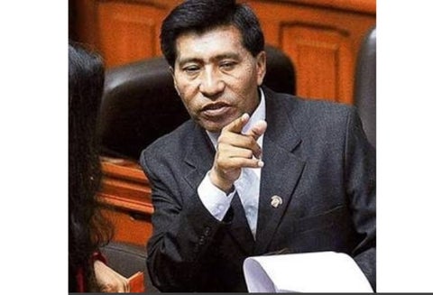 El congresista peruano Moisés Mamani, acusado de abusar de una azafata.