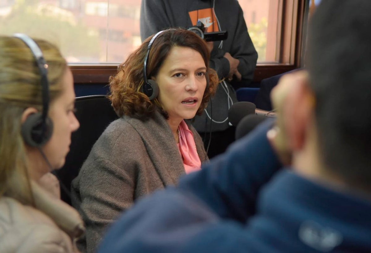 Nancy Patricia Gutiérrez, ministra del Interior, en la mesa de trabajo de LA FM