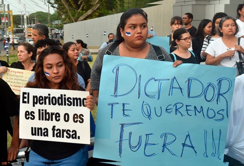 Estudiantes y periodistas protestando en memoria de Ángel Gaona, asesinado el 21 de abril de 2018. La protesta tuvo lugar el 26 de abril en la Universidad Centroamericana de Managua