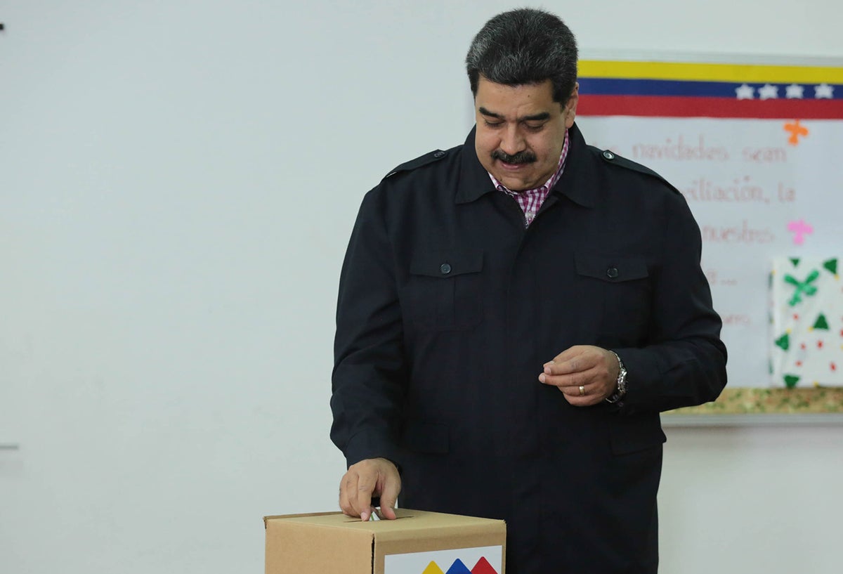 Nicolás Maduro, presidente de Venezuela, votando en las elecciones municipales, en Caracas