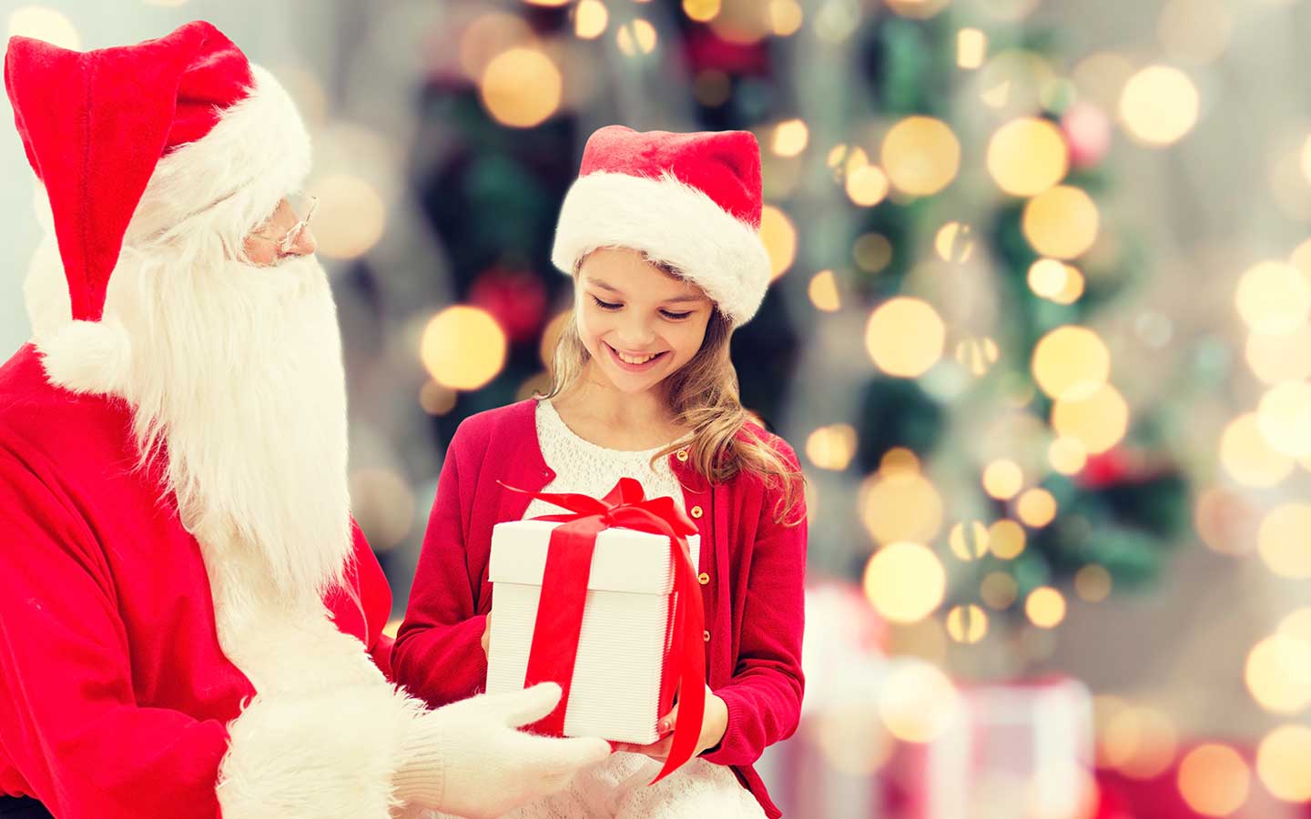 Niña recibe un regalo de Santa Claus