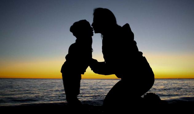 Madre con su hijo y sin su padre