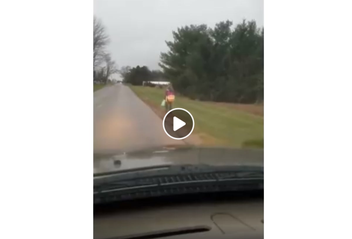 Padre castigó a su hija por hacer matoneo.