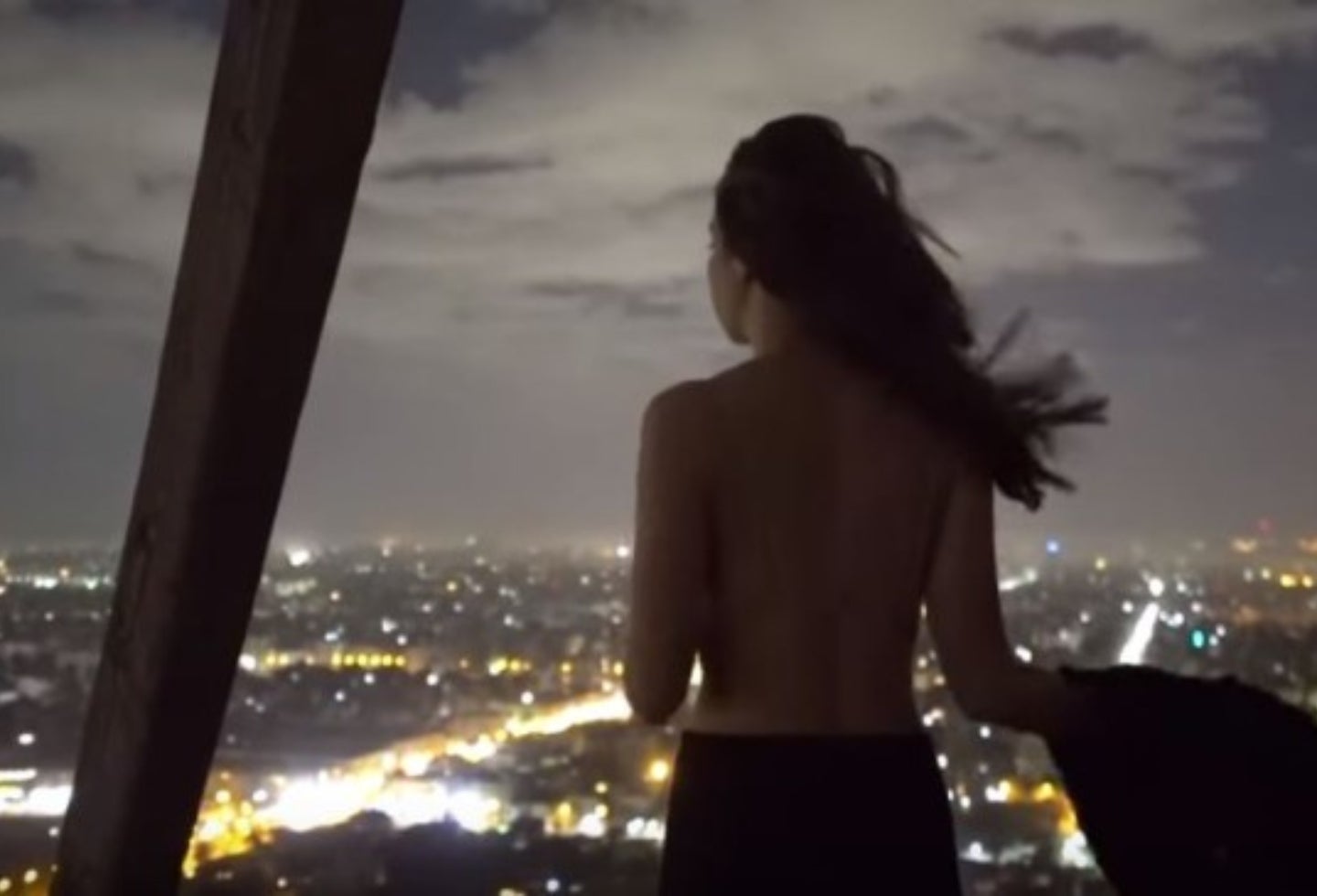 Pareja se desnuda en pirámide de Egipto