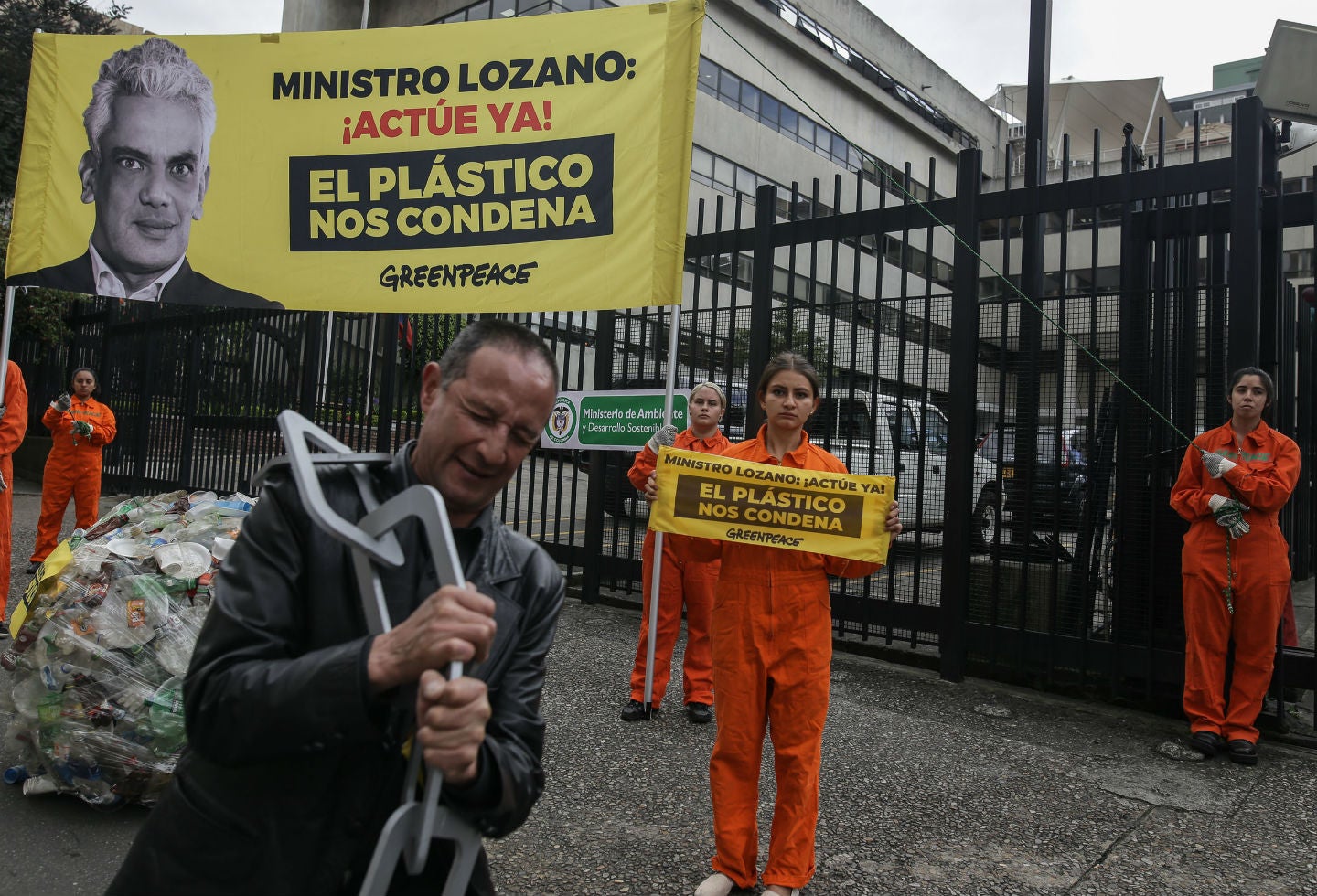 Reclamo al ministro de Ambiente, Ricardo Lozano.