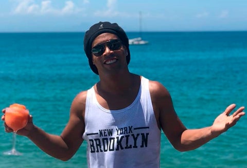 Ronaldinho disfrutando de la playa