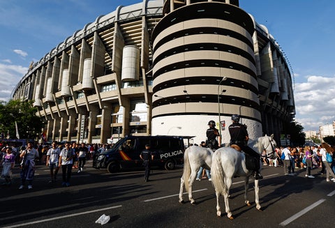 Las autoridades en el estadio Santiago Bernabéu, en Madrid (España)