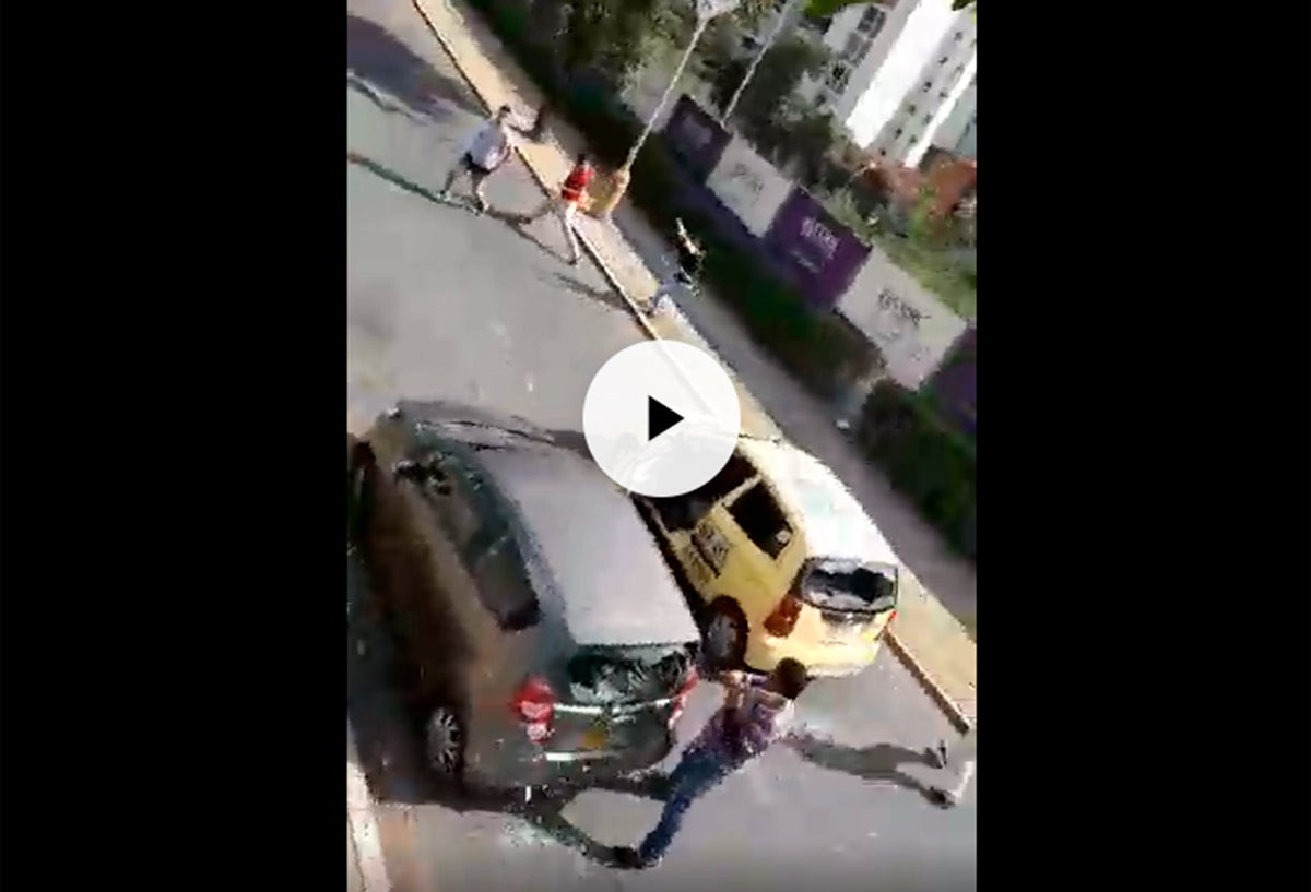 Taxista en Bucaramanga destruyendo un vehículo particular tras señalarlo de pertenecer a Uber