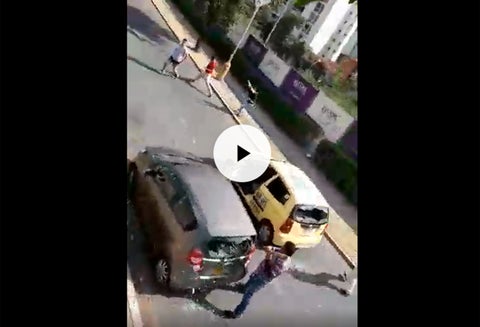 Taxista en Bucaramanga destruyendo un vehículo particular tras señalarlo de pertenecer a Uber