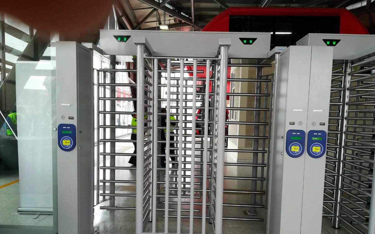Puerta anticolados para Transmilenio