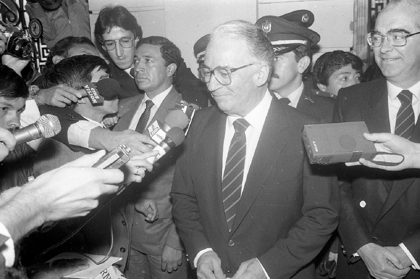 En su presidencia, Belisario Betancur afrontó también el desastre de Armero, en el norte de Bolívar, causado por el Volcán Arenas del Nevado de Ruiz.