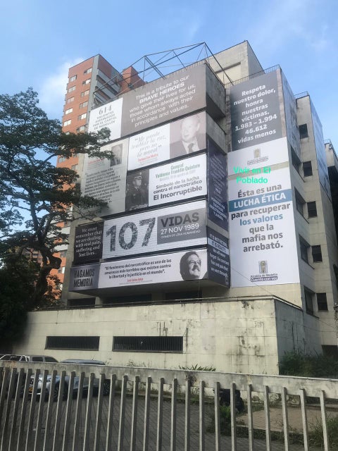 Edificio Mónaco cubierto con mensajes alusivos a las víctimas de Pablo Escobar