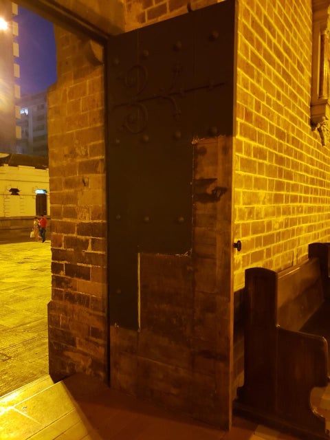 Insólito: Habitantes de calle se están robando las placas de metal de la Catedral Metropolitana de Medellín