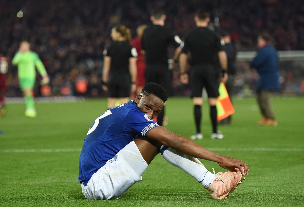 Yerry Mina no logró salvar al Everton de la derrota