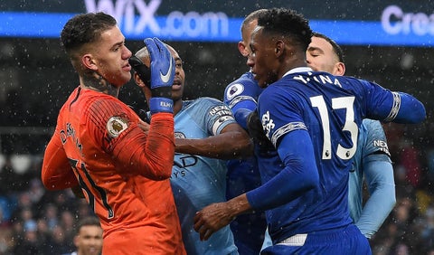 Yerry Mina cara a cara con Ederson Moraes