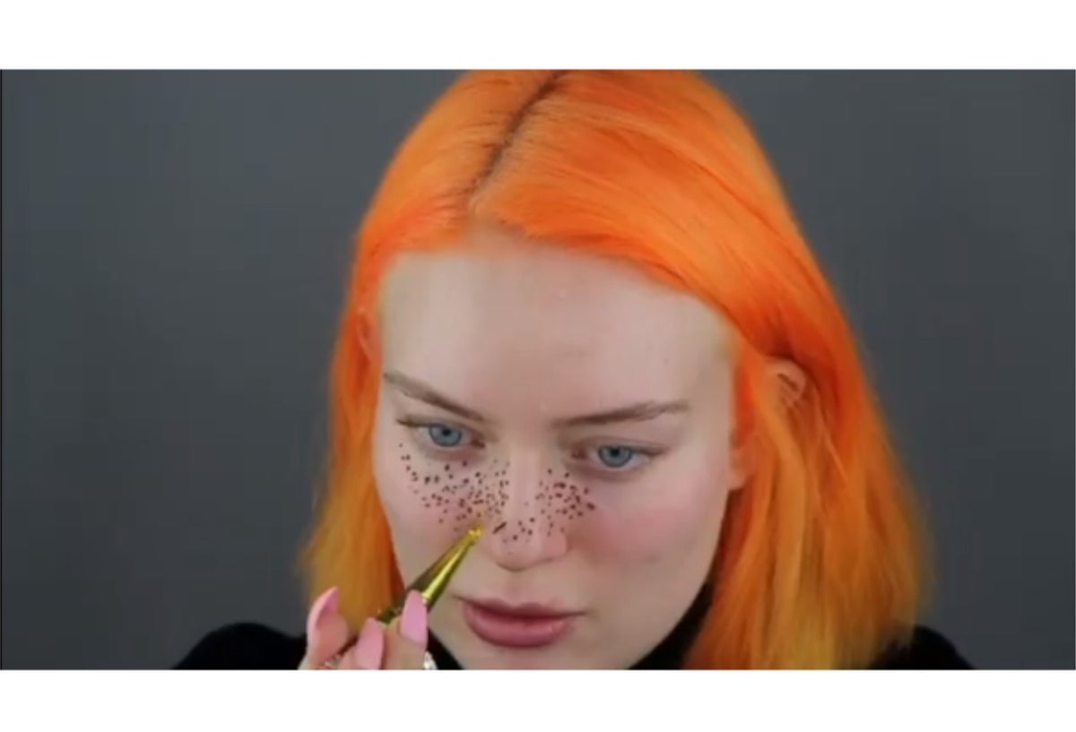 La youtuber que se tatuó pecas y está en líos.
