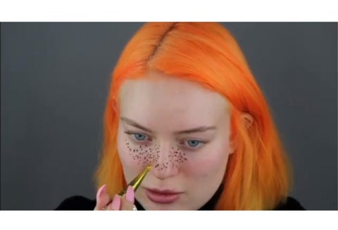 La youtuber que se tatuó pecas y está en líos.