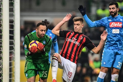 David Ospina asegura un balón (Milan vs Napoli)