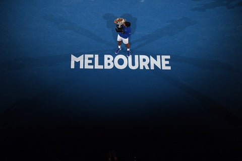 Novak Djokovic levantando el trofeo del Abierto de Australia 2019