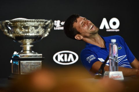 Novak Djokovic sonríe en rueda de prensa tras ganar el Abierto de Australia de 2019