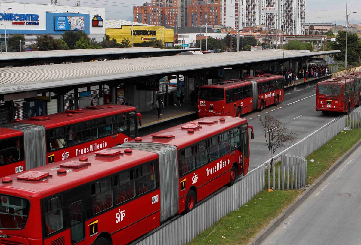 Transmilenio portales para pasajeros y contaminación de buses. Imagen de referencia.