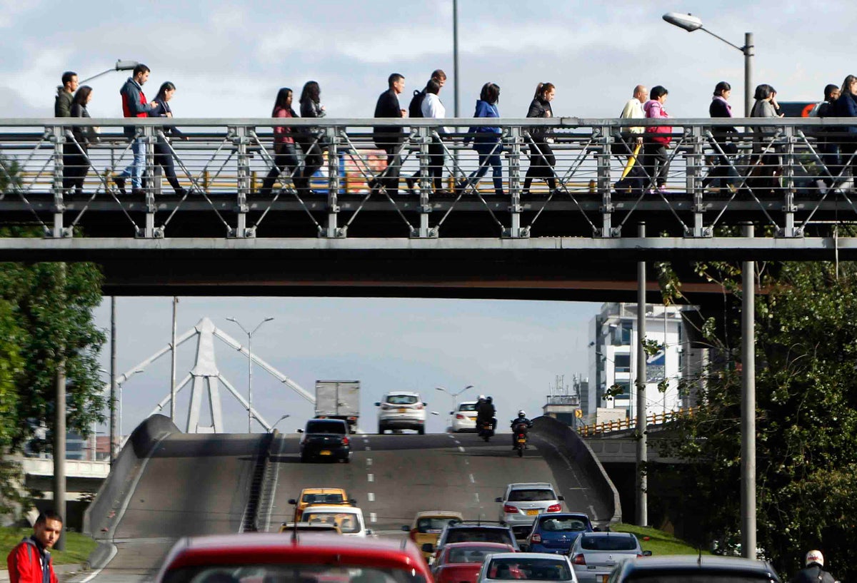 PUENTES PEATONALES PEATONES ESTUDIANTES