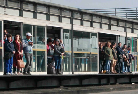 TRANSMILENIO PORTALES PASAJEROS CONTAMINACION BUSES