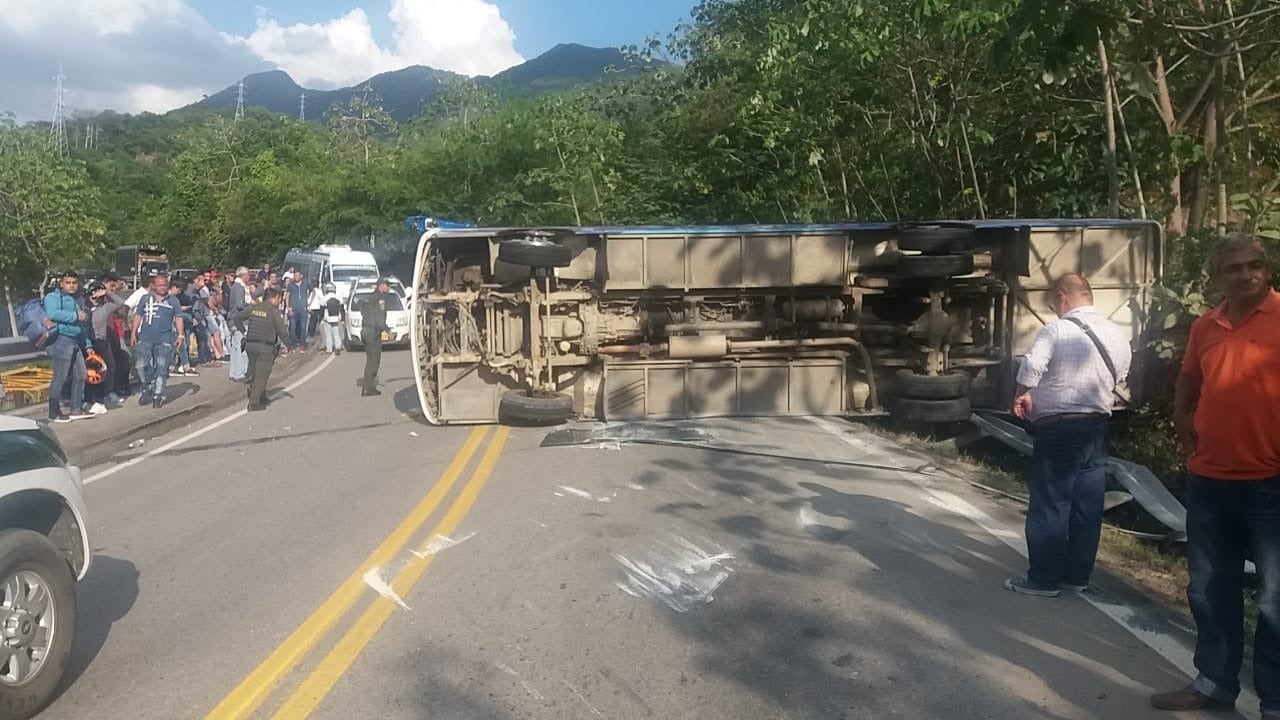 Volcamiento de un bus en Santander dejó seis personas heridas
