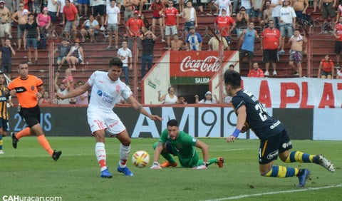 Andrés Felipe Roa en un gol para Huracán