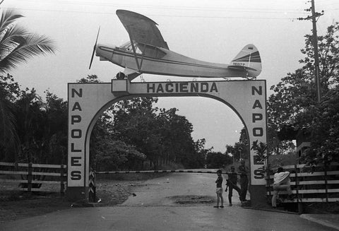 Avioneta de la entrada de la Hacienda Nápoles