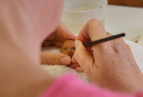 1965: La Barbie comienza a tener piernas que se doblan.