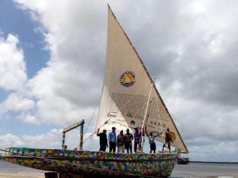 Barco de vela construido con material reciclado.